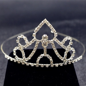 Diadème Couronne en Strass Argenté pour Filles Princesse Fête d'Anniversaire Mariage Serre-tête Cœur en Cristal en Alliage