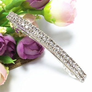 Dettaglio ravvicinato di un fermaglio argento con file di strass trasparenti brillanti
