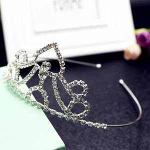 Diadème élégant en argent avec strass brillants et chiffre 18 pour fête d'anniversaire