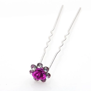 Dettaglio di forcina per capelli con rosa viola, strass lucidi e forcella in metallo argento