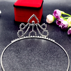Couronne de mariée élégante en strass argentés avec pointes géométriques sur fond sombre