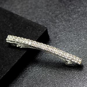 Dettaglio di un fermaglio per capelli argento con due file di strass scintillanti