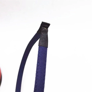 Serre-tête en tissu bleu marine avec extrémités noires renforcées et texture délicate