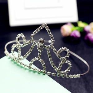 Diadème de mariée élégant en métal argenté avec strass brillants au design de cœur