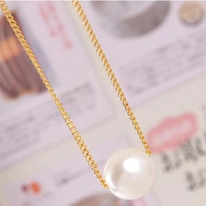 Élégant collier en chaîne dorée avec un pendentif perle minimaliste pour femme