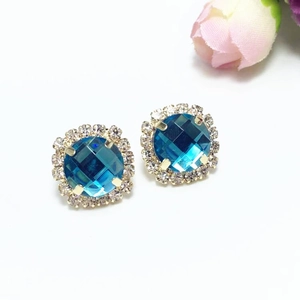 Boucles d'oreilles à fleurs avec cristal bleu et halo de strass blancs élégants