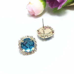 Boucles d'oreilles fleurs élégantes avec cristal bleu foncé et halo de diamants blancs