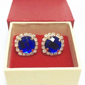Élégantes boucles d'oreilles fleur en or avec cristal bleu et strass blancs en coffret