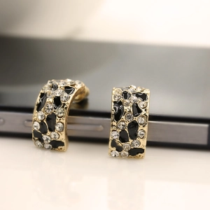 Boucles d'oreilles créoles léopard en métal doré avec strass brillants et émail noir