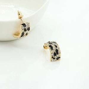 Boucles d'oreilles léopard élégantes avec dorure, strass brillants et émail noir chic