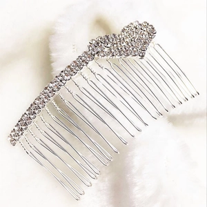 Détail d'un peigne à cheveux de mariée en alliage argenté avec strass brillants sur fourrure