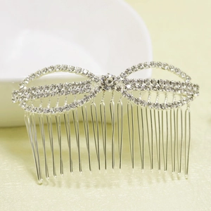 Détail du peigne à cheveux nœud en strass avec dents en métal argenté pour mariée