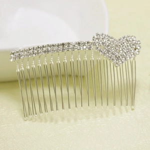 Peigne à cheveux argenté en forme de cœur avec strass pour coiffure de mariée