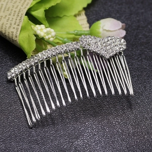 Détail du peigne à cheveux en forme de cœur avec strass brillants pour mariées