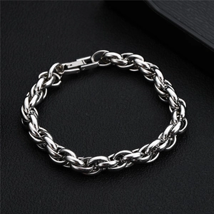Dettaglio ravvicinato di una collana a catena d'argento con chiusura di sicurezza a scatto