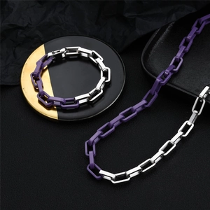 Minimalistisches lila und silbernes kubanisches Schmuckset mit Halskette und Armband