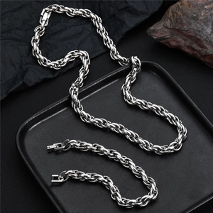 Set catena in acciaio al titanio con maglie a spiga spesse e finitura argento lucido