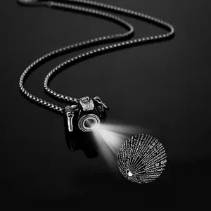 Collier pendentif appareil photo rétro en acier titane avec effet de projection