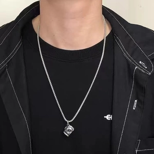 Collier avec pendentif appareil photo vintage en acier titane pour homme avec chaîne