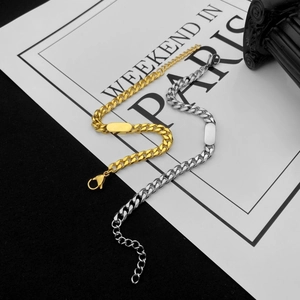 Dettaglio di bracciali a catena cubana oro e argento con piastrina ID rettangolare