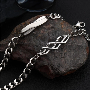 Bracelet gourmette minimaliste en acier titane avec plaque torsadée et motif infini évidé