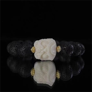 Bracelet pour homme en pierre de lave avec tête de lion sculptée et perles dorées fines