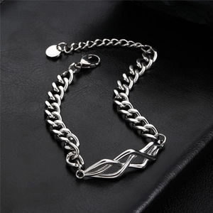Bracelet en acier titane avec maillon épine géométrique unique sur fond de cuir noir