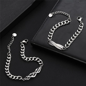 Détail de bracelets gourmettes en acier titane argenté avec fermoir sur cuir noir