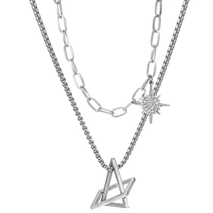Zweilagige silberne Halskette mit Stern- und Dreieck-Anhänger im kühlen Industrial-Stil