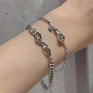 Détail de l'ensemble bracelet ronces en acier titane et chaîne gourmette homme
