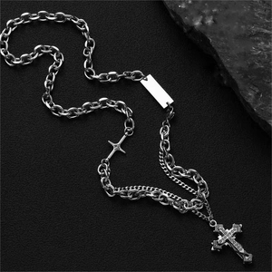 Collana da uomo con ciondolo a croce, catene cubane a strati e targhetta incisa