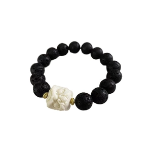 Bracelet pour homme en pierre de lave avec perle de lion blanc et intercalaires dorés