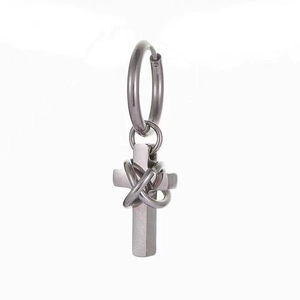 Detailansicht eines industriellen Punk-Kreuzohrrings mit Ringdetails aus Edelstahl