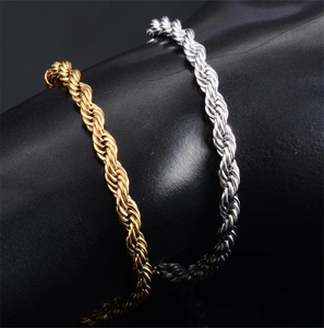 Détail de bracelets chaîne corde torsadée en or et argent sur présentoir noir