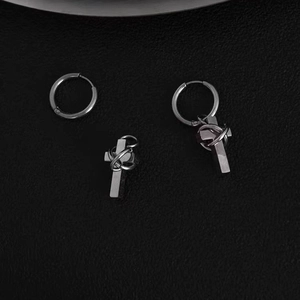 Unisex Gothic Kreuz Ohrringe in Silber mit Metallreifen auf dunklem Lederhintergrund