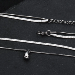 Vue détaillée du pendentif goutte d'argent avec chaîne serpent et fermoir homard