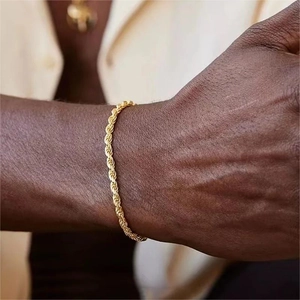 Détail du bracelet chaîne corde en acier titane plaqué or 18 carats sur un poignet