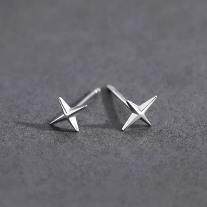 Pendientes de tuerca con estrella de cuatro puntas en acero de titanio para hombre