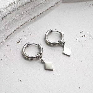 Boucles d'oreilles créoles en acier titane avec pendentifs losanges mats pour tous
