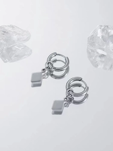Boucles d'oreilles géométriques en acier poli avec décor de glaçons cristallins
