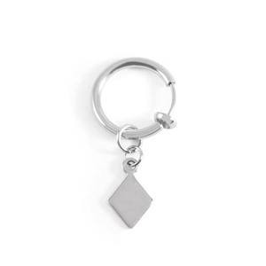 Détail d'un clip d'oreille en acier inoxydable argenté avec pendentif en forme de losange
