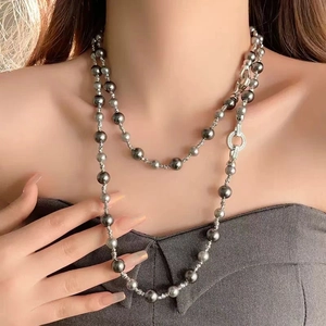 Collier double rang en perles dégradées grises avec un fermoir rond serti de zircons