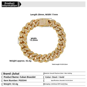 Détail d'un bracelet maille cubaine dorée avec strass et largeur de 13,2 mm
