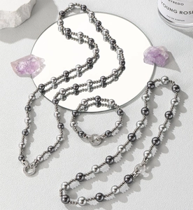 Détail du parure de perles grises avec fermoir étincelant serti de zircons élégants
