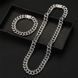 Détail de la chaîne cubaine et du bracelet sertis de deux rangées de strass brillants