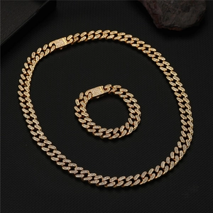 Détail du lot de chaîne et bracelet Cuban Link serti de cristaux scintillants