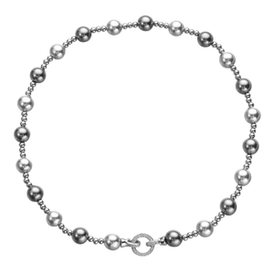 Gros plan du collier en perles de Tahiti grises avec un fermoir rond serti de diamants