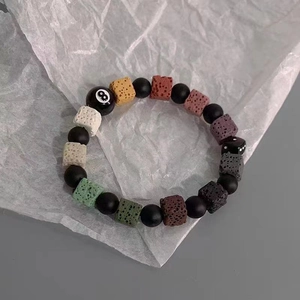 Unisex Lavastein Perlenarmband mit schwarzer Billardkugel 8 und Würfel-Anhänger Details