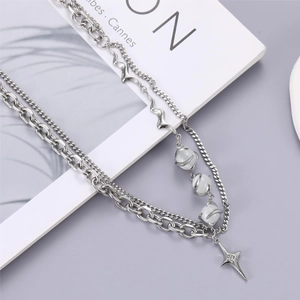 Collier double couche argenté avec pendentif étoile et perles en œil de chat