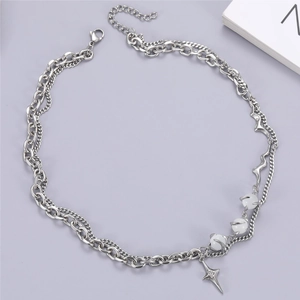 Vue détaillée du collier multicouche argenté avec pendentif étoile et perles blanches